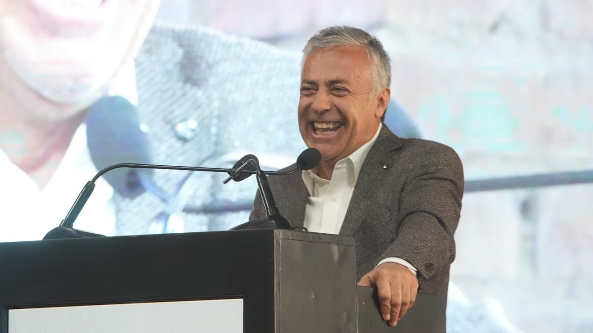 El gobernador de Mendoza, Alfredo Cornejo, de buen humor durante el almuerzo de Bodegas de Argentina.