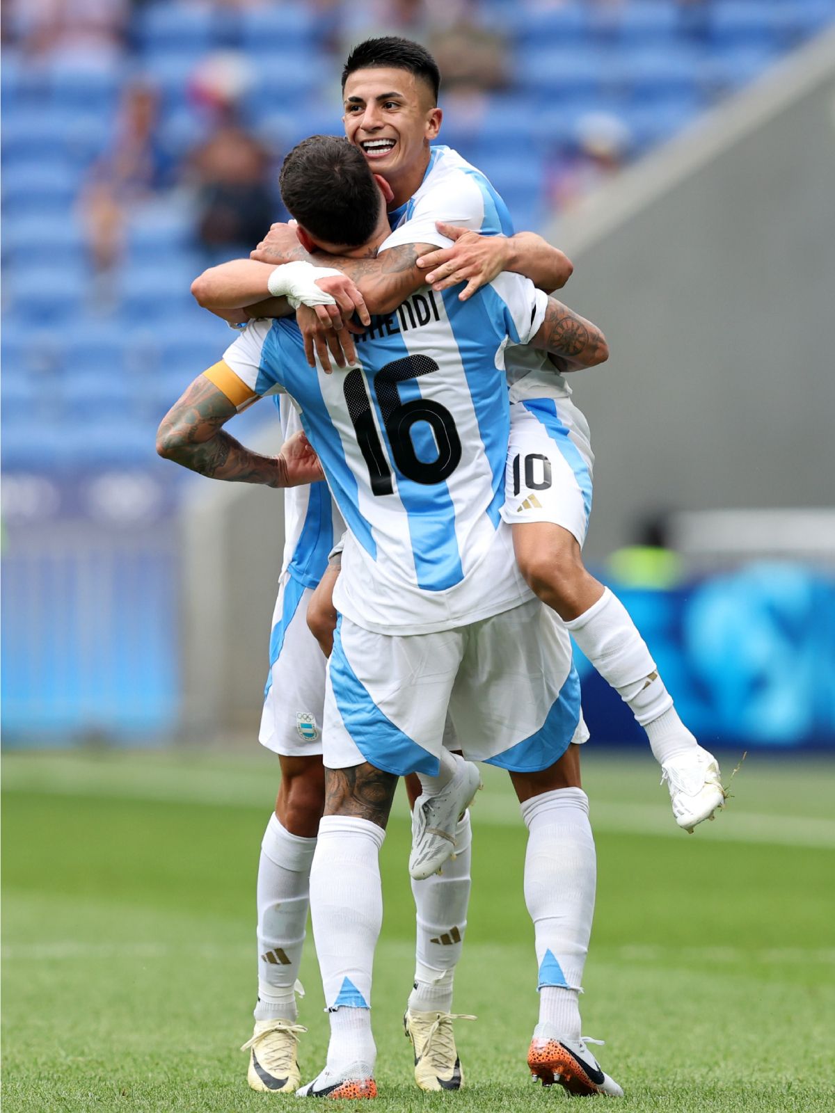 Thiago Almada festeja su gol abrazando al capitán Nico Otamendi. Thiago Almada festeja su gol abrazando al capitán Nico Otamendi.