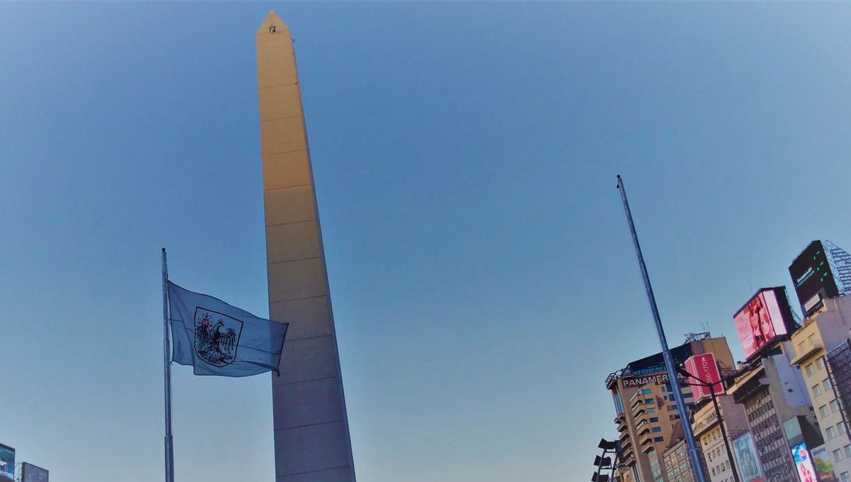 El escudo que lleva en el centro fue el creado por Juan de Garay y la bandera tiene una proporción de 9:14.