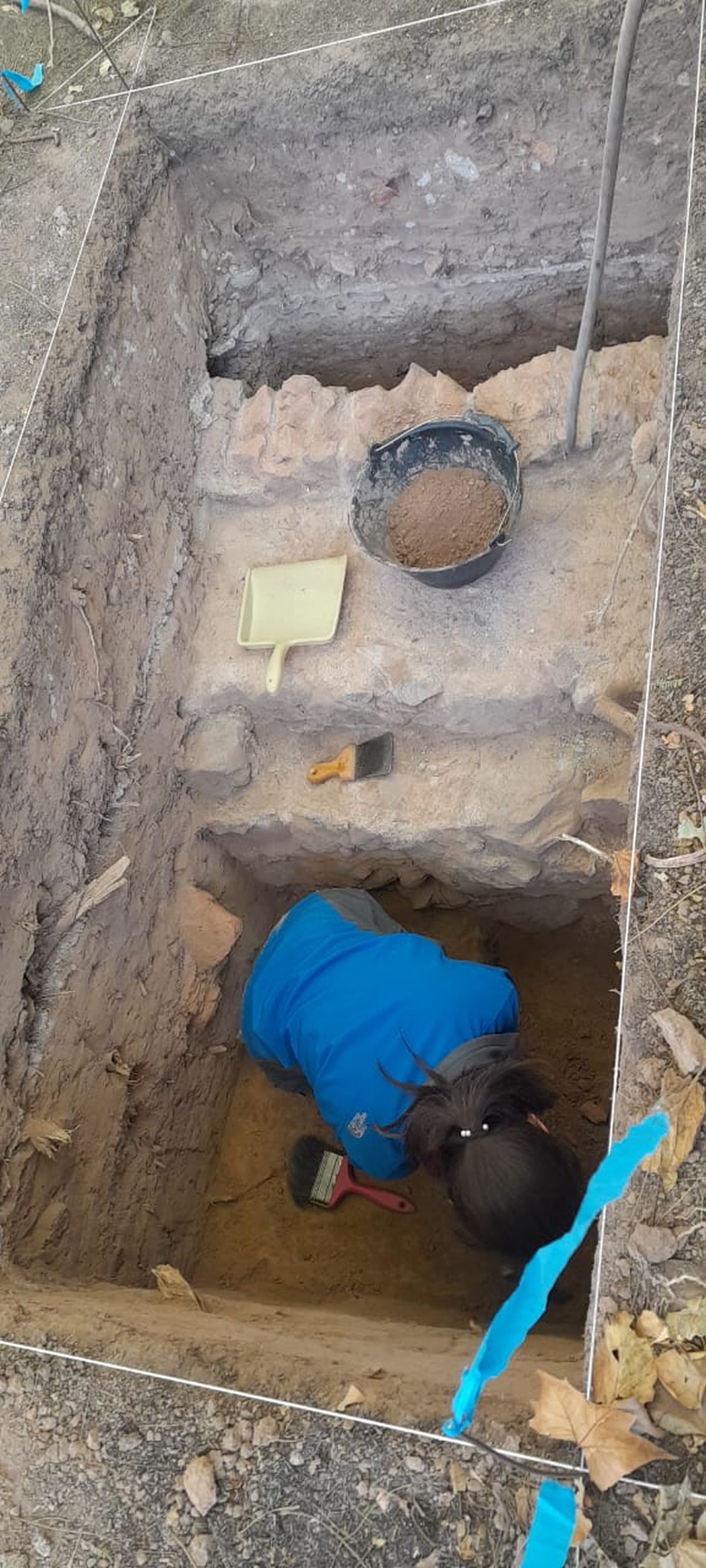 En esta ventana arqueológica se halló lo que puede ser un cimiento de la antigua Iglesia Matriz (donde se encuentra apoyado el balde) y la arqueóloga se encuentra excavando en el sitio donde se encontró la calavera del niño de aproximadamente un año de edad. En esta ventana arqueológica se halló lo que puede ser un cimiento de la antigua Iglesia Matriz (donde se encuentra apoyado el balde) y la arqueóloga se encuentra excavando en el sitio donde se encontró la calavera del niño de aproximadamente un año de edad.