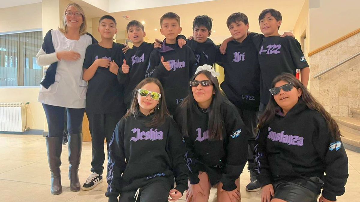 La señorita Graciela Morales y directora de la escuela de Uspallata junto al grupo que trabajó y logró pagar sus buzos de egresados.