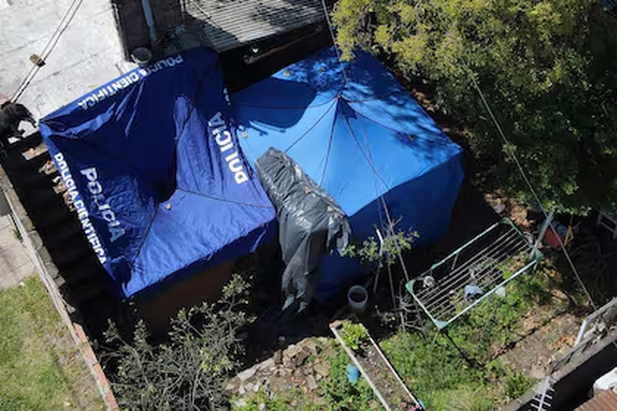 La Policía detuvo en principio a seis sospechosos, cuatro hombres y dos mujeres. La Policía detuvo en principio a seis sospechosos, cuatro hombres y dos mujeres.