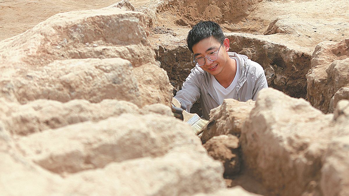 Uno de los arqueólogos, en plena faena. LI XIANJUN / PARA CHINA DAILY 