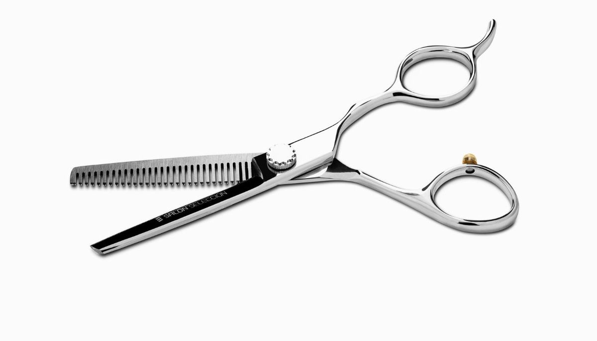 Si no tienes tijera de peluquero, procura al menos usar una tijera bien afilada. Imagen: Freepik Si no tienes tijera de peluquero, procura al menos usar una tijera bien afilada. Imagen: Freepik