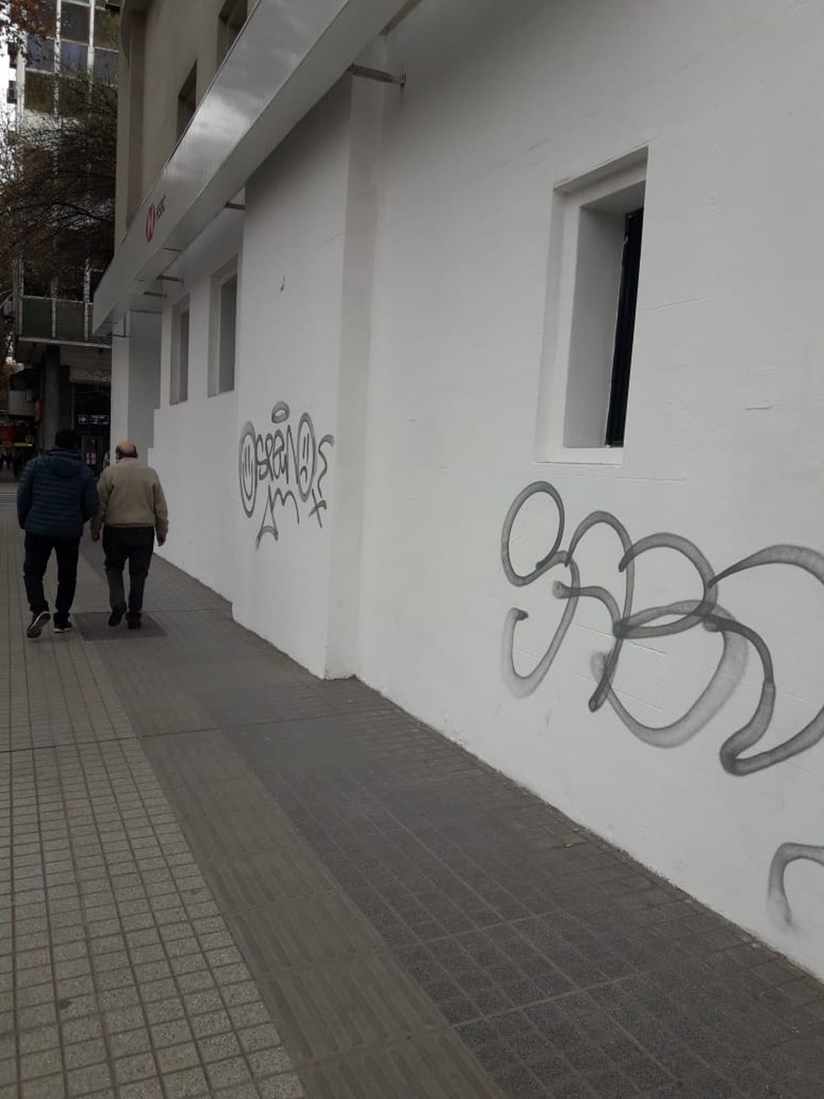 Por enésima vez el banco HSBC limpió las paredes de su edificio de Gutierrez y 9 de Julio. Pero nuevamente pasaron los hunos con el aerosol.