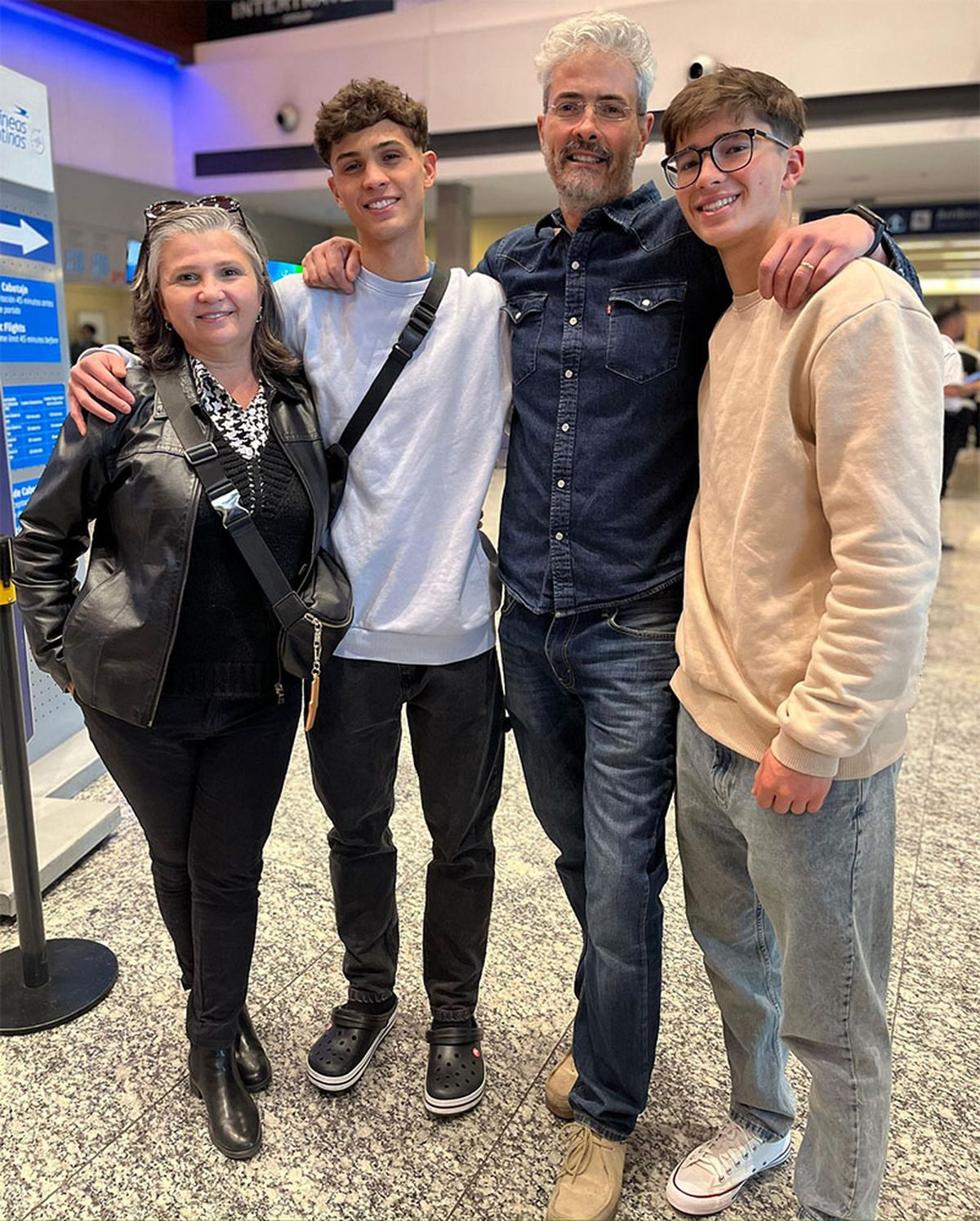 Martorell está con su familia. Martorell está con su familia.