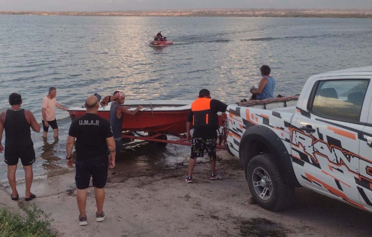 Bomberos Voluntarios de Rivadavia, voluntarios de Luján y efectivos de la Policía -además de drones- buscan al chico de 15 años arrastrado por el agua en Rivadavia. Imagen ilustrativa.