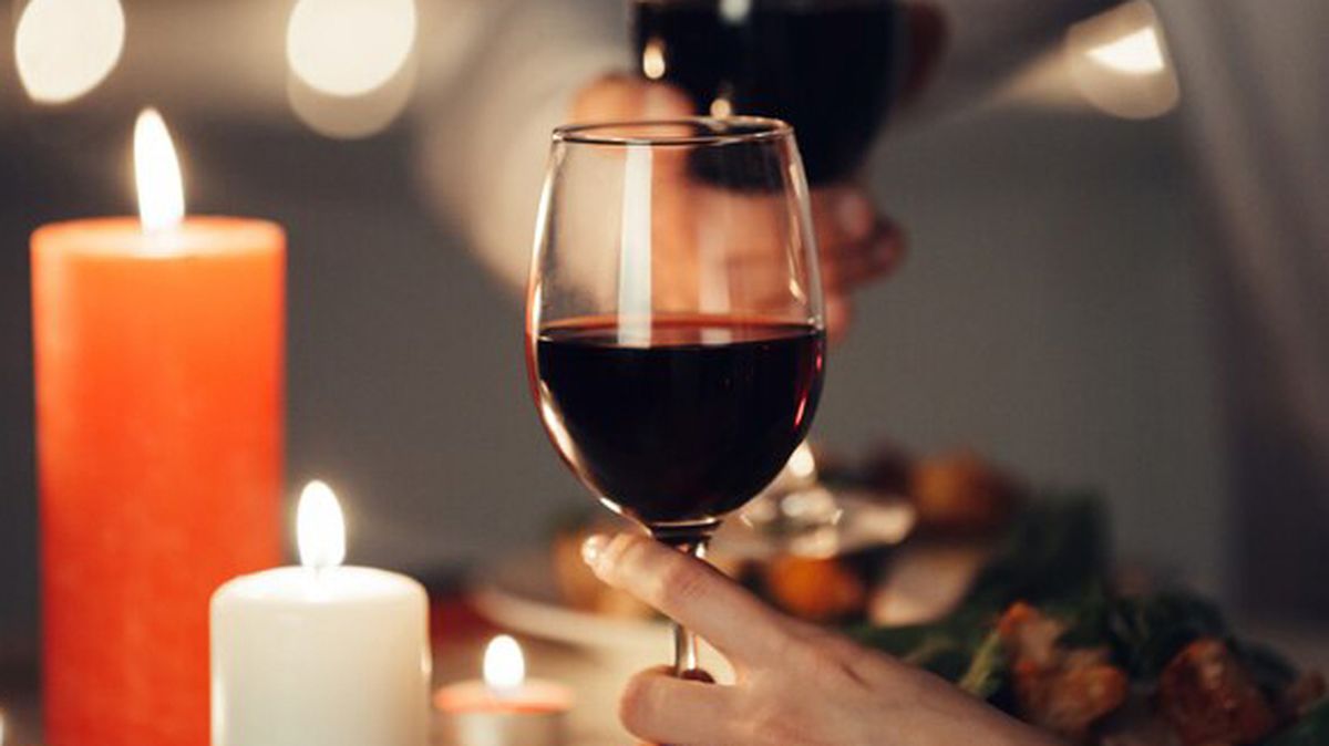Especial para Vendimia. El ritual de la copa de vino tinto para atraer el dinero.
