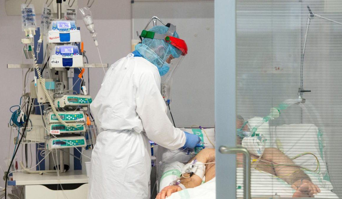 El hombre de 74 años murió al reinfectarse de una nueva cepa de coronavirus en noviembre. Se había contagiado por primera vez en agosto.