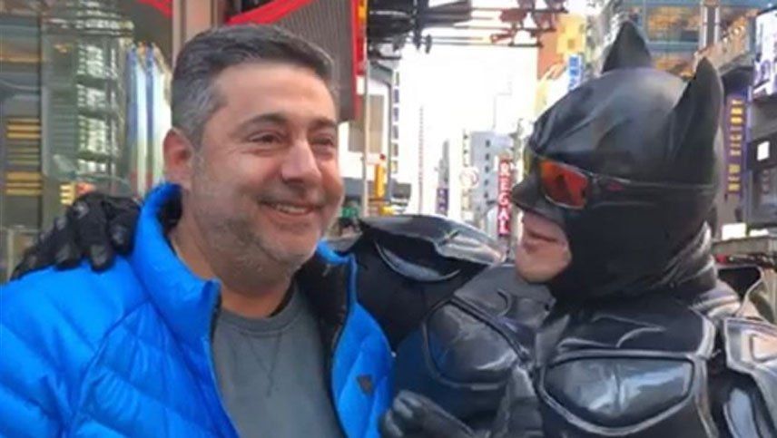 ¿Lo trae a Boca? Angelici se encontró con Batman en Times Square