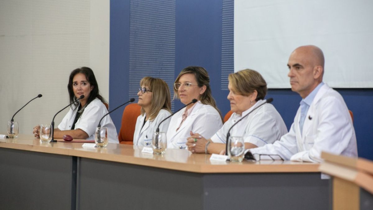 El Hospital Universitario de la UNCuyo presentó 5 nuevos servicios, entre los que se encuentra el CUMID, del cual el neurocirujano Fabián Cremaschi es miembro. En la foto, también se encuentran la médica Laura Santolín de Cuidados Paliativos, la biolquímica Silvana Ortega de Fertilidad Asistida, la profesora Rosa Giunta de Rehabilitación neurocognitiva infanto juvenil y la médica Érica Flores del Laboratorio de Fisiología del Ejercicio. El Hospital Universitario de la UNCuyo presentó 5 nuevos servicios, entre los que se encuentra el CUMID, del cual el neurocirujano Fabián Cremaschi es miembro. En la foto, también se encuentran la médica Laura Santolín de Cuidados Paliativos, la biolquímica Silvana Ortega de Fertilidad Asistida, la profesora Rosa Giunta de Rehabilitación neurocognitiva infanto juvenil y la médica Érica Flores del Laboratorio de Fisiología del Ejercicio.