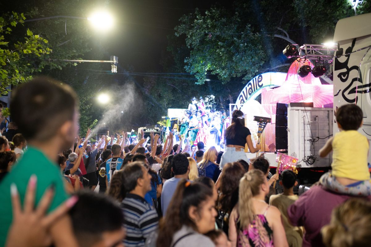 Los 18 departamentos compiten por quedarse con el premio a mejor carro de la Vendimia. Este año hay más de $5.000.000 en juego. Los 18 departamentos compiten por quedarse con el premio a mejor carro de la Vendimia. Este año hay más de $5.000.000 en juego.