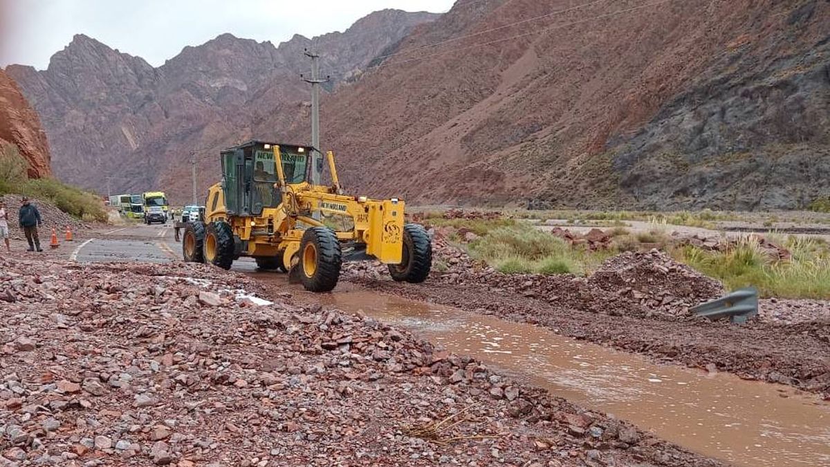 Un sector de la ruta 7 quedó cubierto de barro y piedras a raíz de las lluvias de este miércoles.