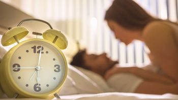 ¿Existe la hora perfecta para tener relaciones? Los mitos y verdades del mañanero, siestero y el nocturno