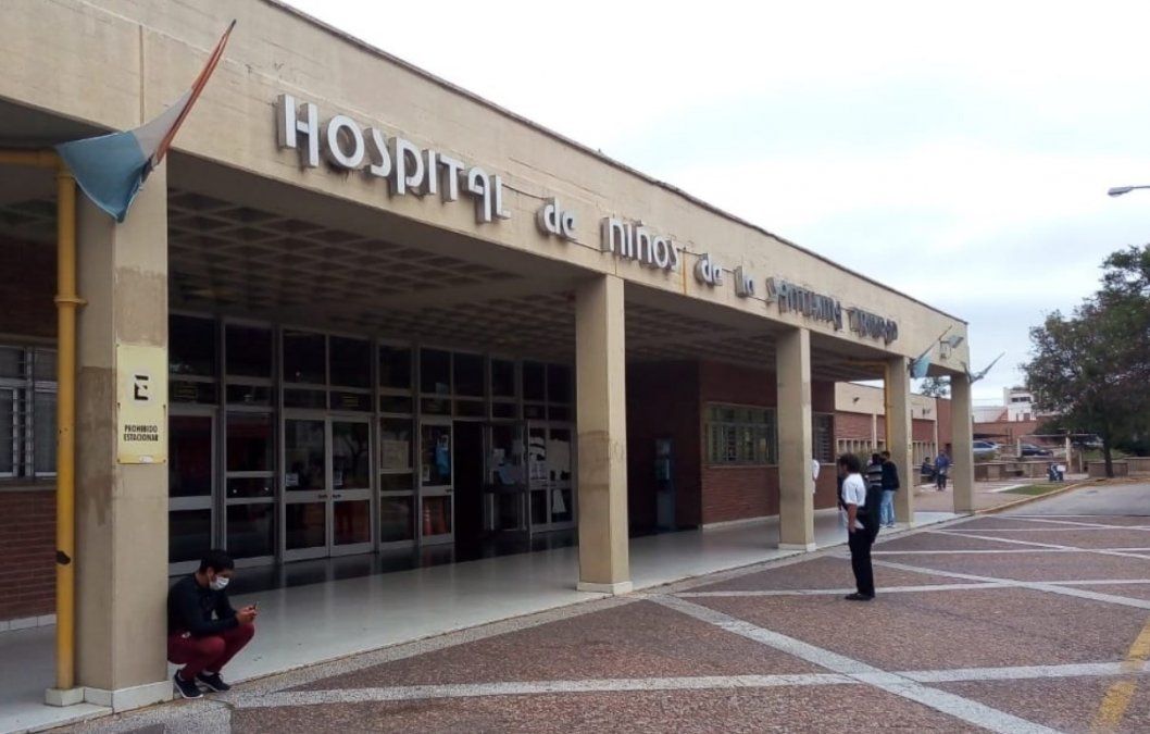 Truculento. Le clavaron un tenedor en la cabeza a un bebé y está grave.