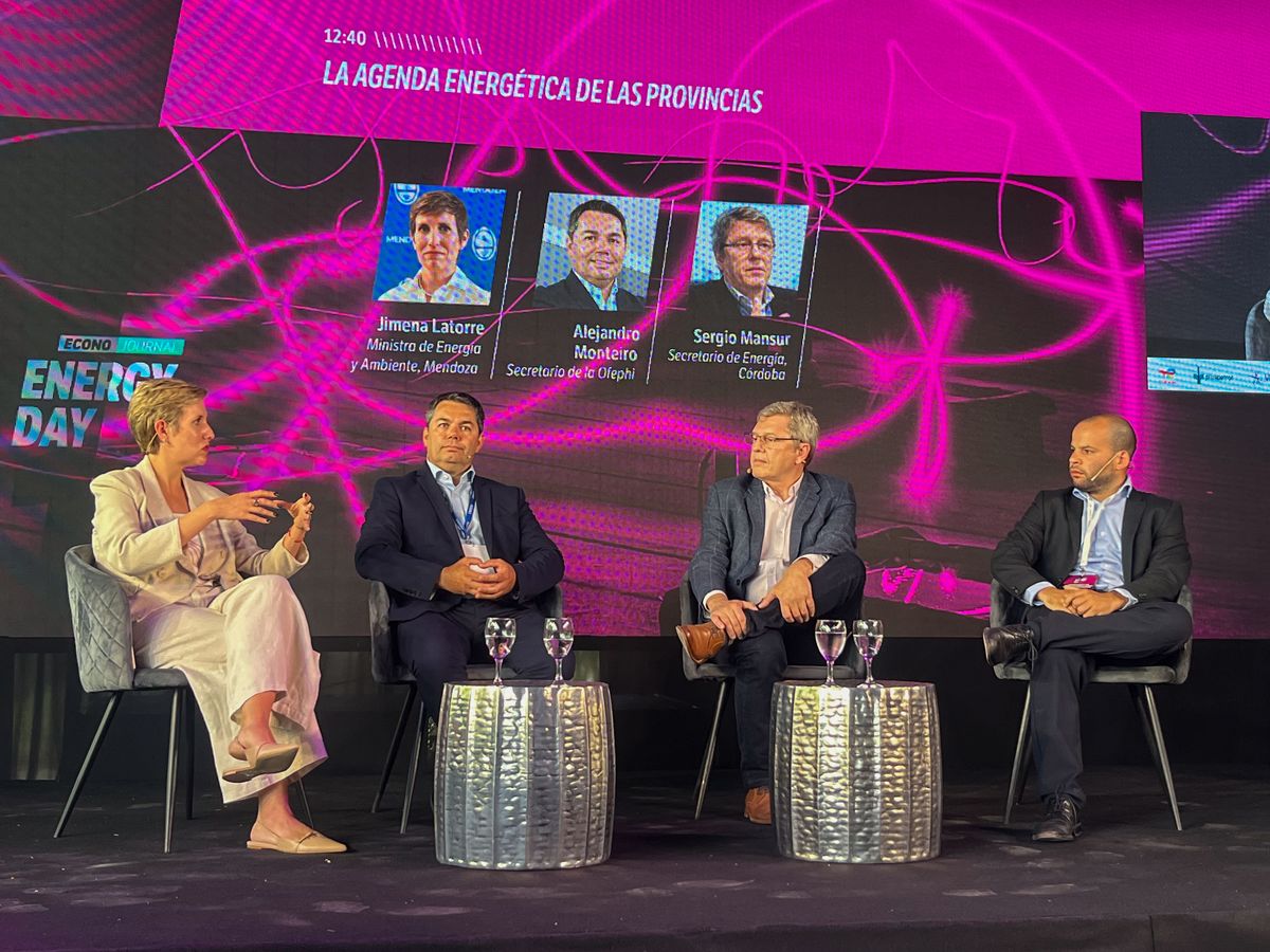 Latorre compartió el panel con Alejandro Monteiro, secretario de la Organización Federal de Estados Productores de Hidrocarburos (Ofephi) y Sergio Mansur, secretario de Energía de Córdoba, Latorre compartió el panel con Alejandro Monteiro, secretario de la Organización Federal de Estados Productores de Hidrocarburos (Ofephi) y Sergio Mansur, secretario de Energía de Córdoba,