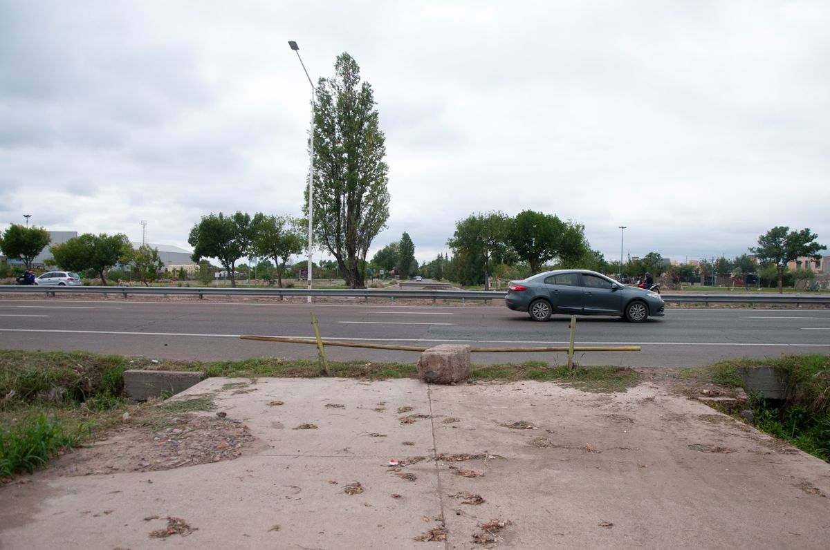 El proyecto incluye una senda para peatones y ciclistas. El proyecto incluye una senda para peatones y ciclistas.