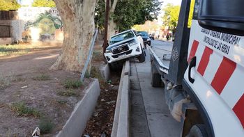 Un hombre volcó su camioneta en una acequia al conducir altamente borracho por Las Heras