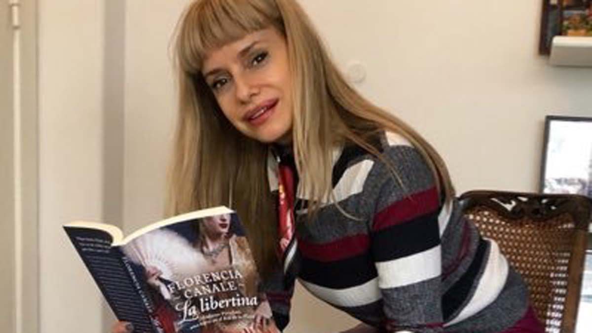 Florencia Canale con el libro anterior a Pecadora, La Libertina, que justamente habla de la abuela de Camila O'Gorman