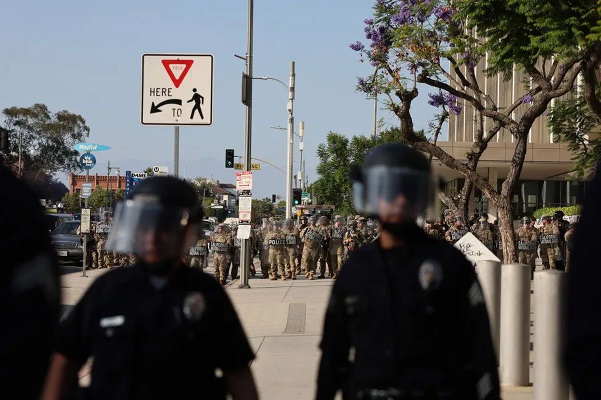 La Guardia Nacional de California protege el Edificio Federal durante las protestas provocadas por las redadas de inmigración en Los Ángeles, California, Estados Unidos. Crédito: EFE/EPA/ALLISON CENA. La Guardia Nacional de California protege el Edificio Federal durante las protestas provocadas por las redadas de inmigración en Los Ángeles, California, Estados Unidos. Crédito: EFE/EPA/ALLISON CENA.