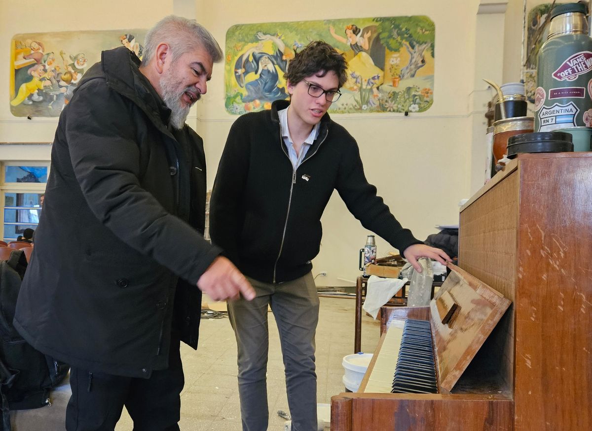 Gareca y Pittella se maravillan del perfecto estado de conservación que tiene el piano de madera del teatro. Gareca y Pittella se maravillan del perfecto estado de conservación que tiene el piano de madera del teatro.