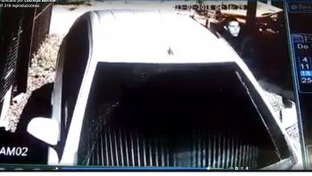 Cámaras de seguridad detectaron a dos delincuentes robando en Santa Lucía