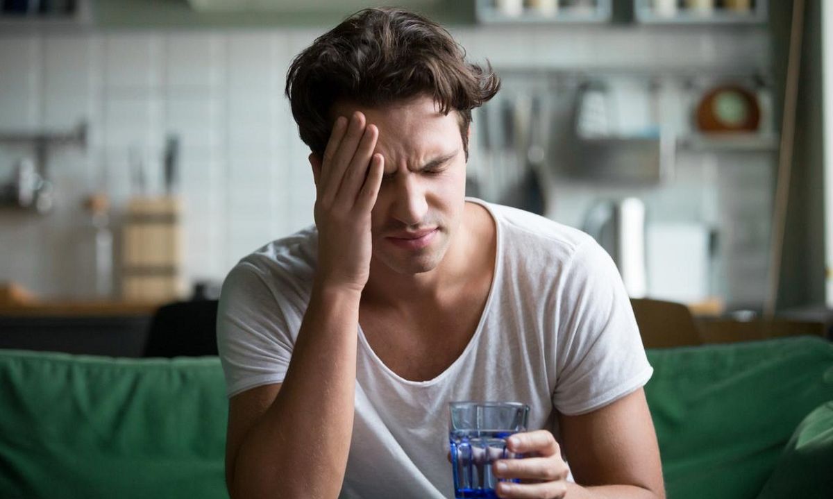 ¿Cómo evitar o combatir la resaca después de una noche de alcohol?