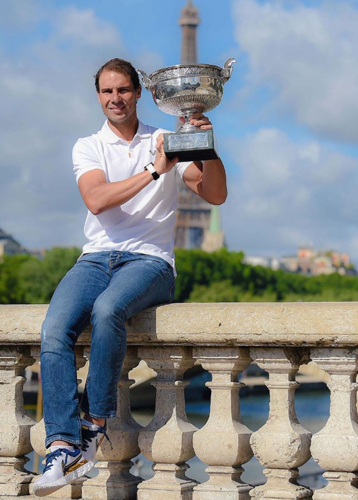 Rafael Nadal y una costumbre de posar con el trofeo obtenido en Roland Garros