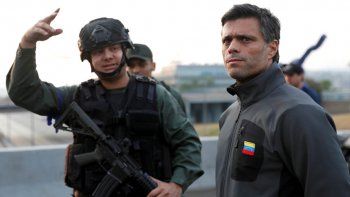 Leopoldo López se refugió en la Embajada de Chile y militares en la de Brasil