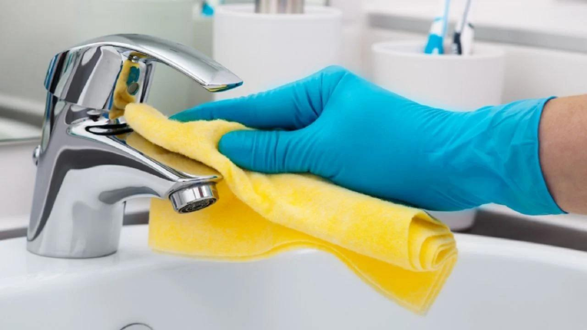 Sin vinagre ni bicarbonato: el truco casero para quitar el sarro de la canilla con un ingrediente