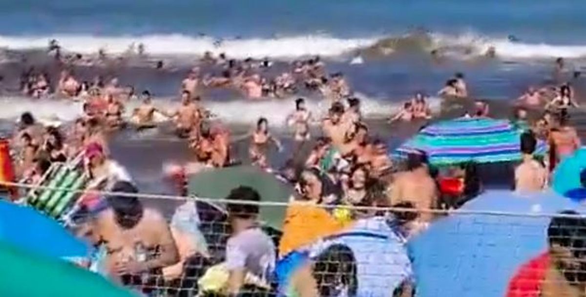 El agua del mar se llevó resposeras y carpas.