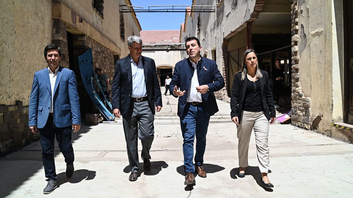 Andrés Lombardi, Adolfo Prat Gay, Tadeo García Zalazar y Érica Pulido, secretaria de Ambiente y Energía de Godoy Cruz, en el Espacio Arizu.