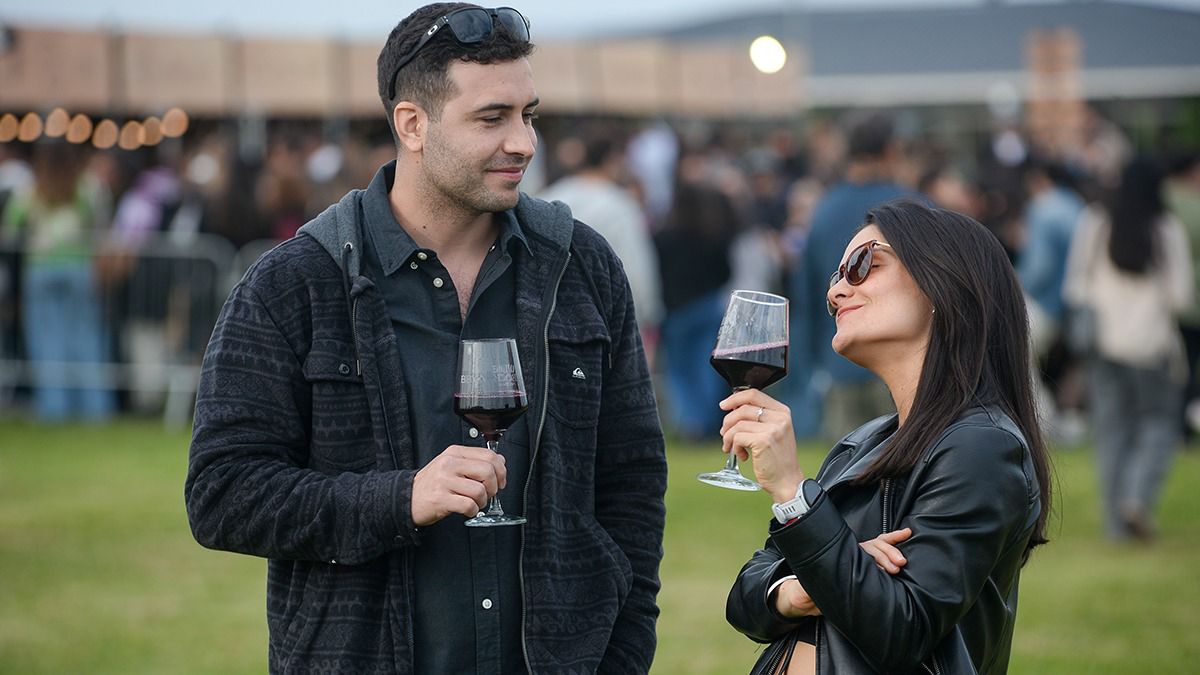 Richard y Mía Bucci. Los tupungatinos brindaron con malbec y escucharon blues en la tarde del Wine Rock. Richard y Mía Bucci. Los tupungatinos brindaron con malbec y escucharon blues en la tarde del Wine Rock.