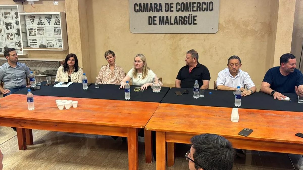 En el centro de la imagen, la vicegobernadora Hebe Casado junto a las ministras Gabriela Testa y Jimena Latorre, autoridades municipales y referentes de la Cámara de Comercio de Malargüe.