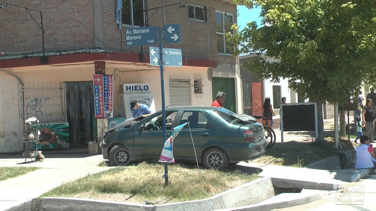 Ni la rotonda pudo impedir el choque de dos autos en Moreno y Granaderos