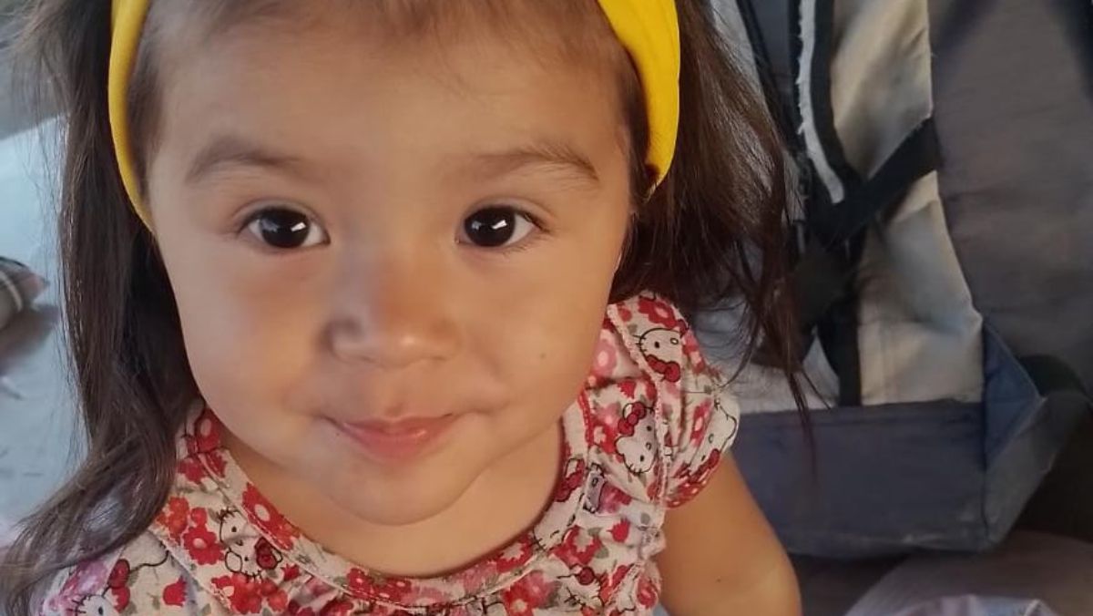 Los padres de Emilia, que padece una enfermedad rara, han organizado una campaña solidaria para poder afrontar los gastos de una operación y tratamiento en Buenos Aires.
