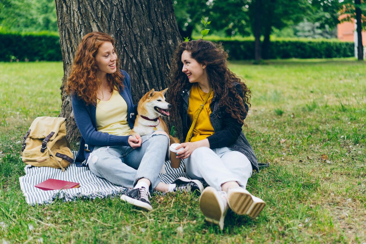 La ciencia lo dice: las mujeres hablan más que los hombres, pero sólo durante una época de su vida