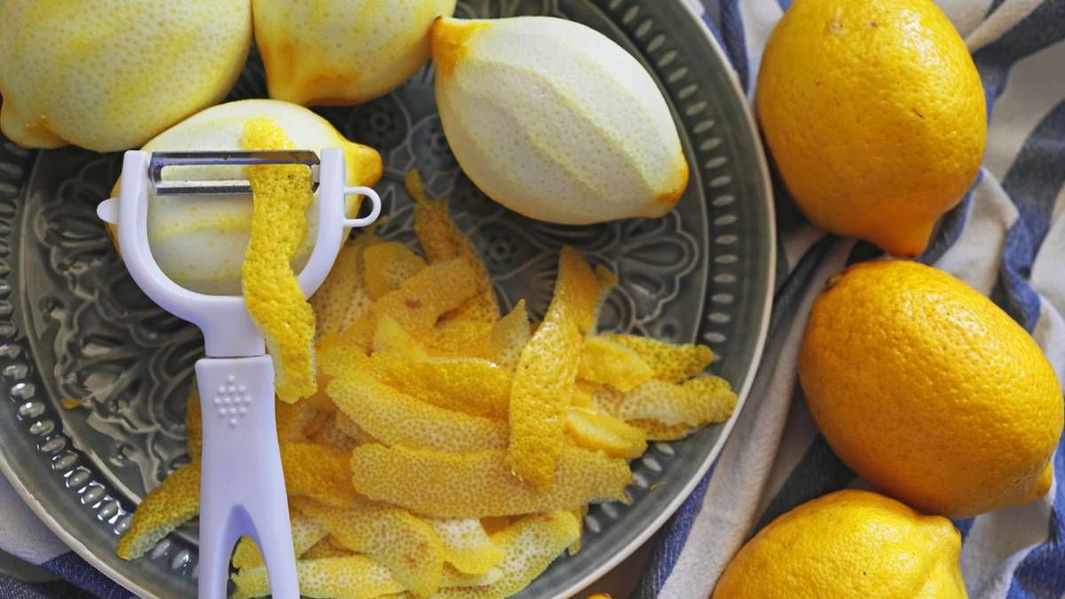 No tires las cáscaras de limón, puedes utilizarlas para limpiar tu casa efectivamente. No tires las cáscaras de limón, puedes utilizarlas para limpiar tu casa efectivamente. 