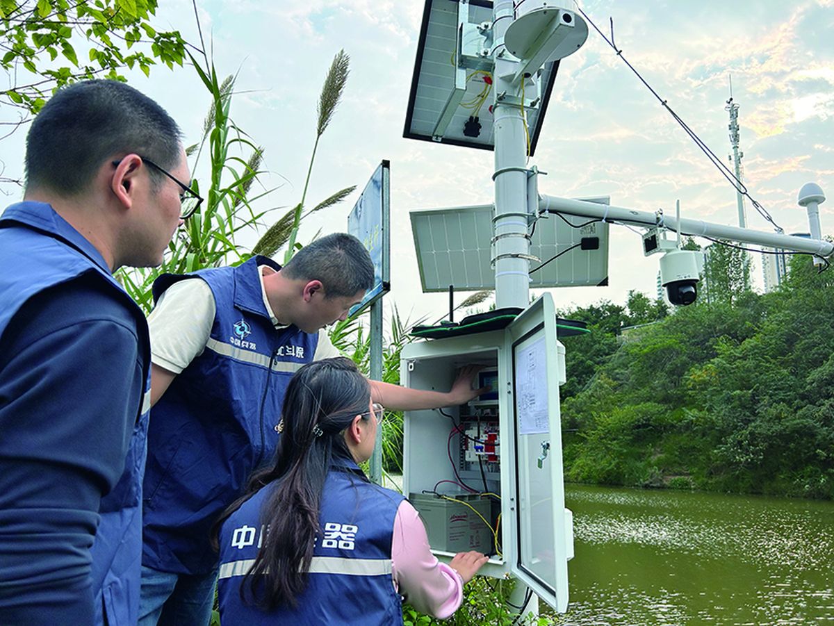 Técnicos de la Compañía de Comunicación por Satélite BeiDou realizan la depuración de equipos en una estación de monitoreo hidrológico. PARA USO DE CHINA DAILY.