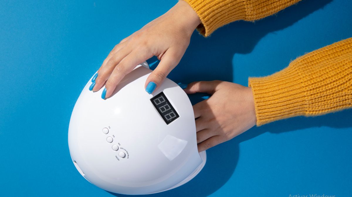 Científicos del Conicet aseguran que debería advertirse a los usuarios de este tipo de lámparas para protegerse la piel con protectores solares o guantes. Científicos del Conicet aseguran que debería advertirse a los usuarios de este tipo de lámparas para protegerse la piel con protectores solares o guantes.