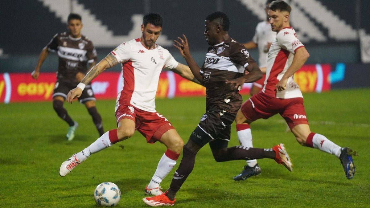 Huracán no supo aprovechar un hombre de más, por la expulsión de Gastón Suso, y sufridamente pudo superar al Calamar en los penales. Huracán no supo aprovechar un hombre de más, por la expulsión de Gastón Suso, y sufridamente pudo superar al Calamar en los penales.