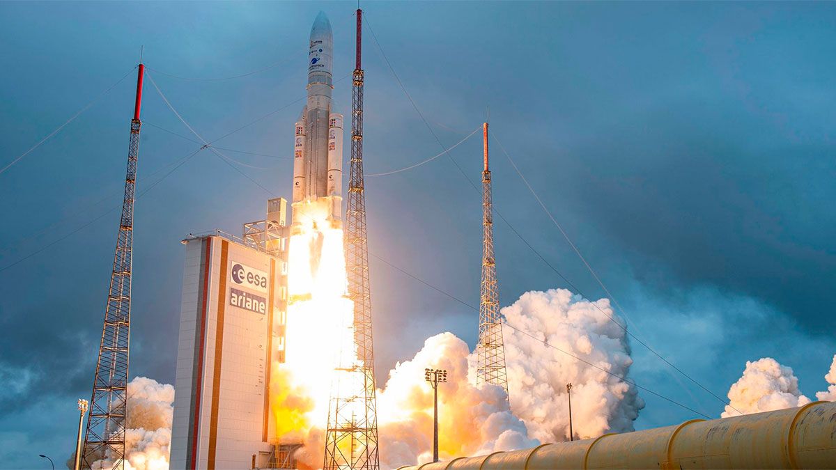 Despegue del cohete Ariane 5 que transporta el telescopio espacial James Webb. (Gentileza EFE).