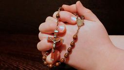 Los practicantes de la religión católica rezan los misterios luminosos los jueves de cada semana.
