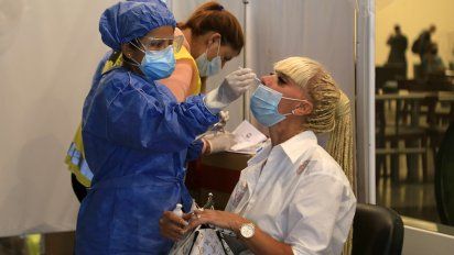 Dos bioquímicas fueron detenidas en Córdoba sospechadas de emitir certificados falsos de testeos de coronavirus en un laboratorio. Hay otros 3 imputados.