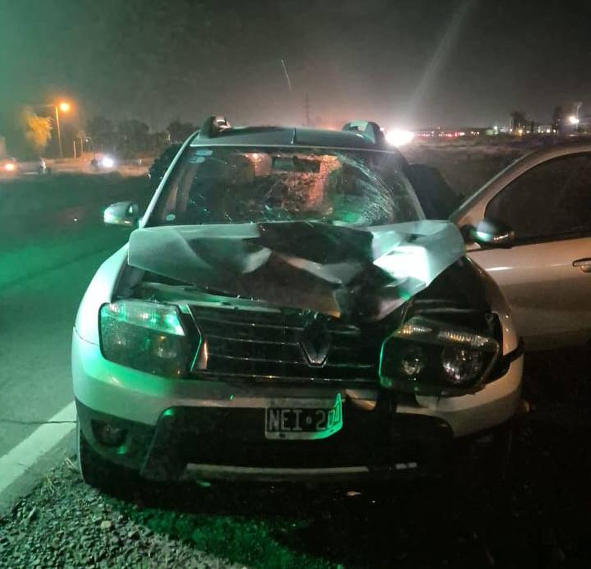 El vehículo con el que fue embestido el peatón quedó destrozado en el lugar del impacto. El vehículo con el que fue embestido el peatón quedó destrozado en el lugar del impacto.