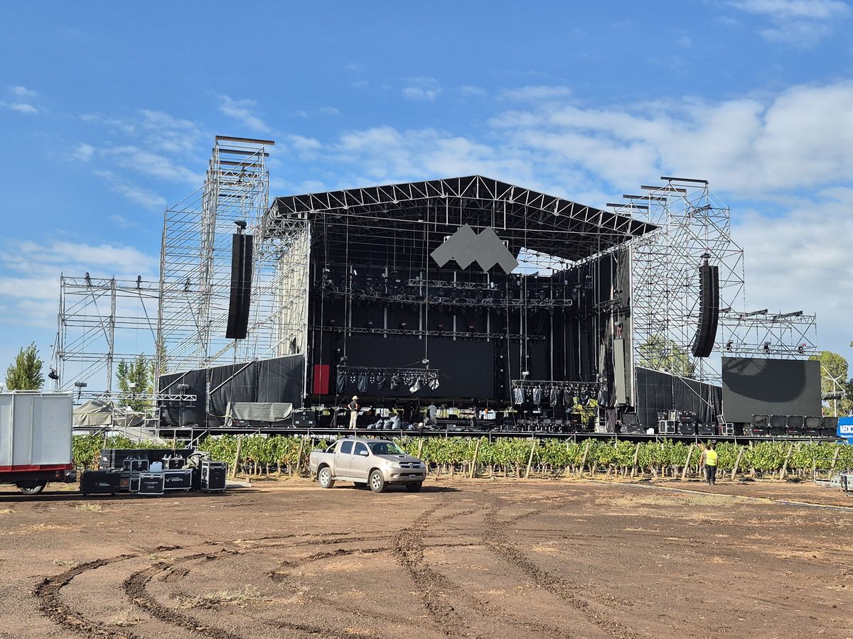 Montaje del escenario adelante del viñedo del aeropuerto. Todo listo para recibir la 24° edición de la Fiesta de la Cosecha. Montaje del escenario adelante del viñedo del aeropuerto. Todo listo para recibir la 24° edición de la Fiesta de la Cosecha.