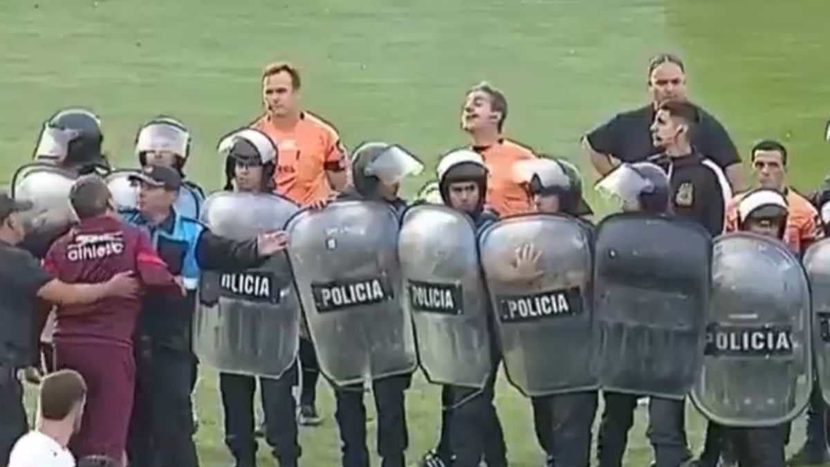 El árbitro terminó escoltado por la policía.