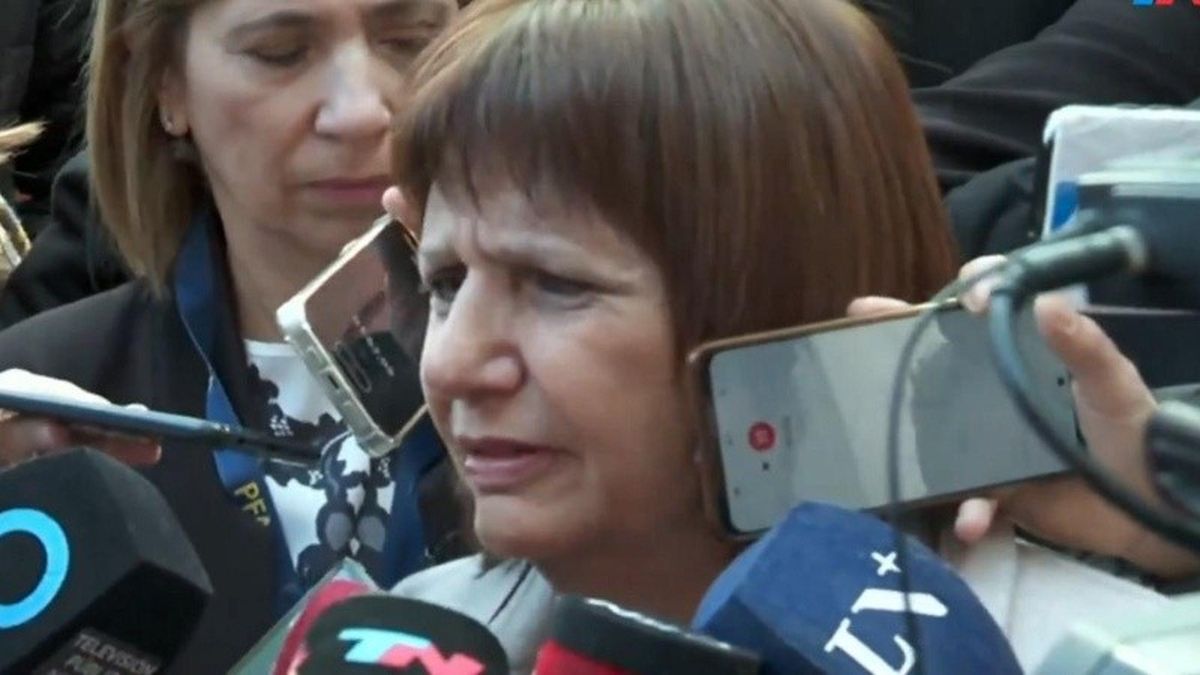 La ministra de Seguridad, Patricia Bullrich, ante la prensa en el predio de La Rural. La ministra de Seguridad, Patricia Bullrich, ante la prensa en el predio de La Rural.