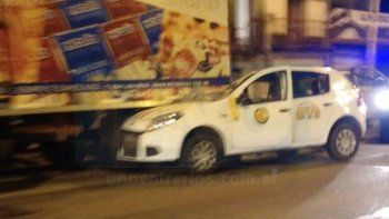 Avenida Almafuerte: Un taxi se incrustó debajo de un camión estacionado