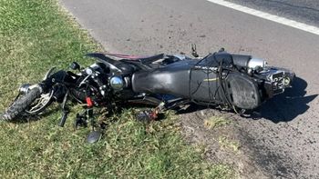 Iba en moto se le metió una bombacha violeta en la cara y se accidentó Iba en moto se le metió una bombacha violeta en la cara y se accidentó